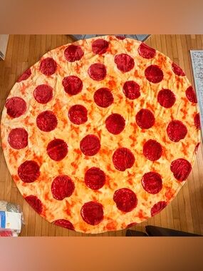 EUC NWOT 77 inch round fleece pepperoni pizza super soft cozy blanket